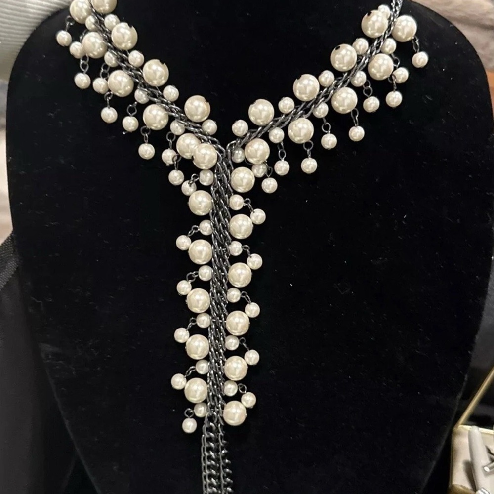 Chic White Leaf Necklace - Picture 6 of 6